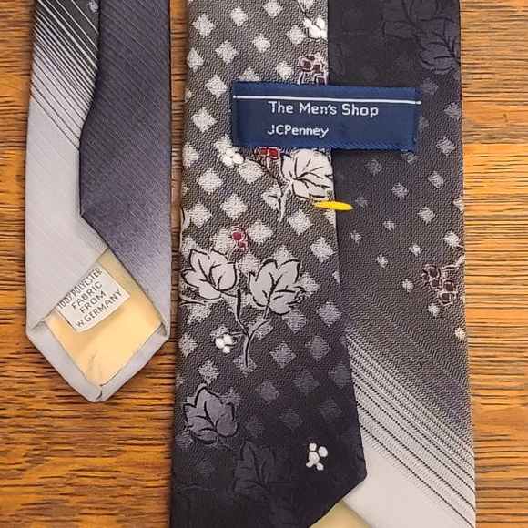 The Mens Shop J.C. Penny Black Silver Red Tie - Picture 7 of 8